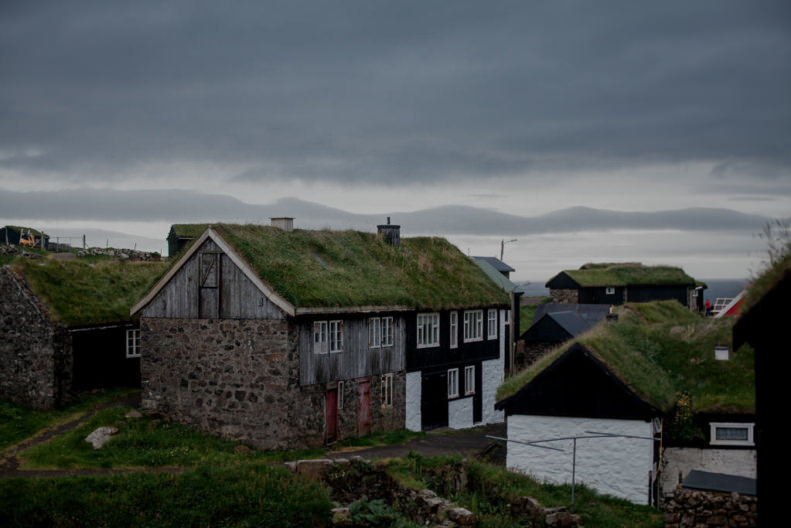 Tradycyjne domy z trawą na dachu - Wyspy Owcze, Mykines